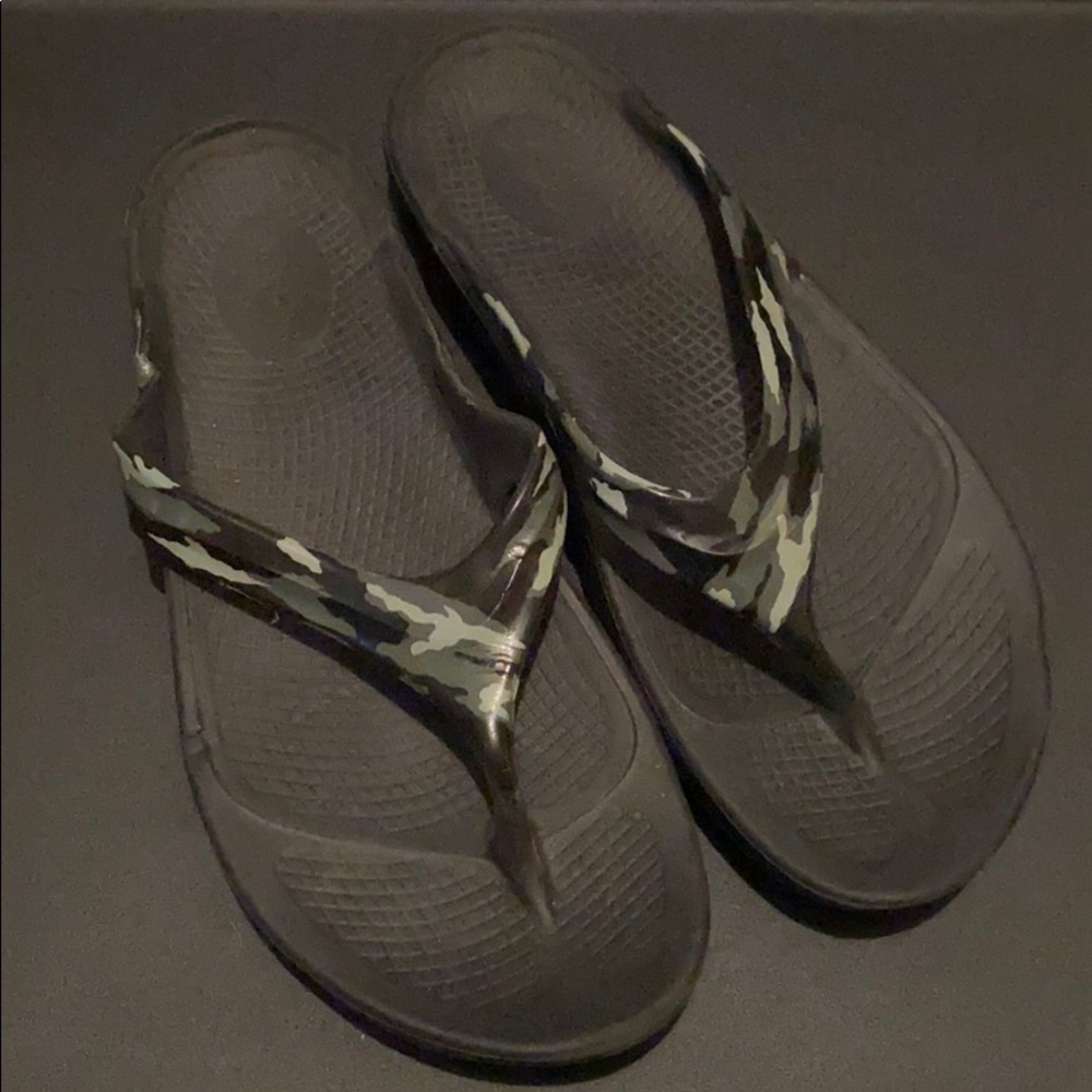 Oofos camouflage flip flops 11